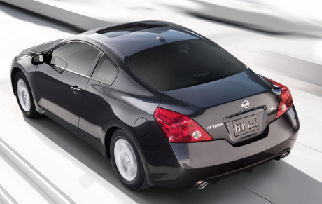 The Nissan 3.5 SE Coupe has a 3.5 V6 engine that delivers 270 